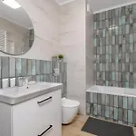 Cosy And Bright With Parking In By Renters Apartment *