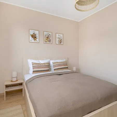 Cosy And Bright With Parking In By Renters Poznan
