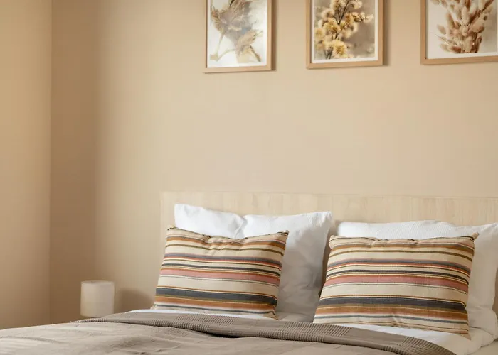 Cosy And Bright With Parking In By Renters *