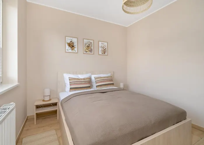 Cosy And Bright With Parking In By Renters Poznan