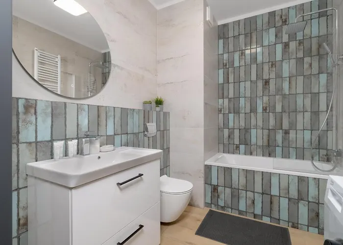 Cosy And Bright With Parking In By Renters Apartment *